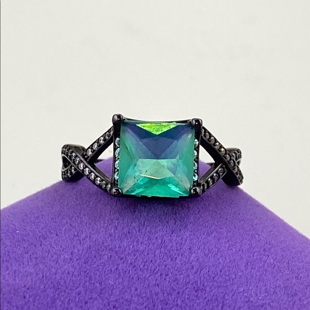 💛 Elegant Black Sterling Silver Green Glass Ring